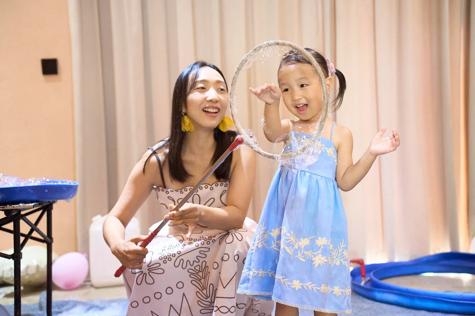 親子一同欣賞室內泡泡互動