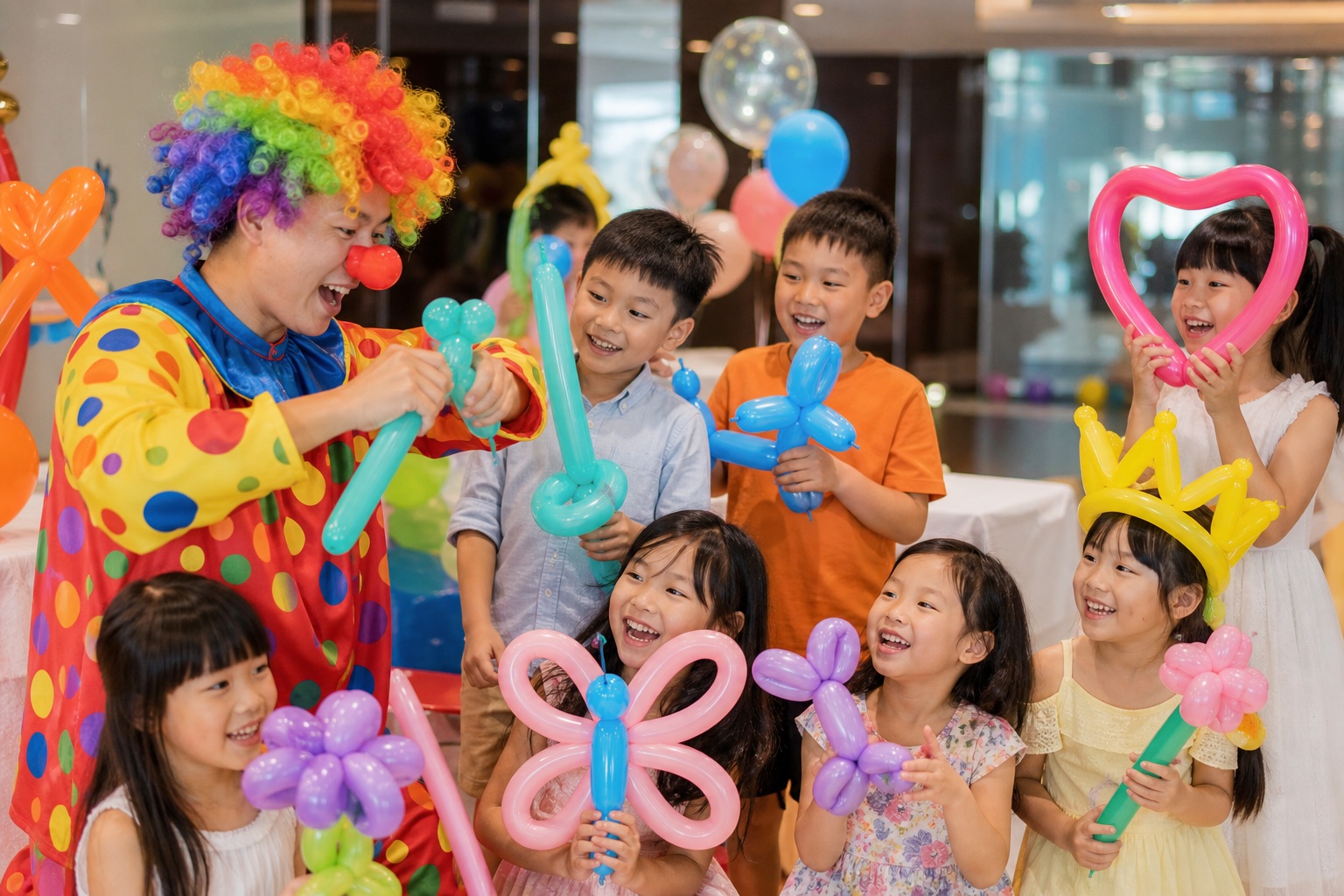 小丑在小朋友生日會扭氣球，孩子拿着不同造型氣球