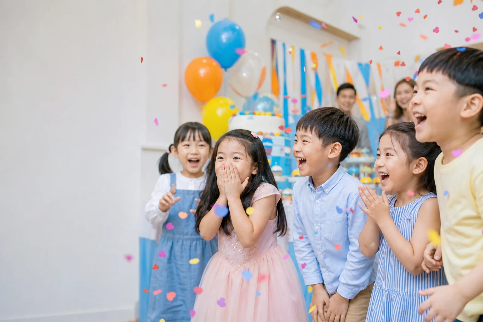 小朋友在生日會中快樂歡笑