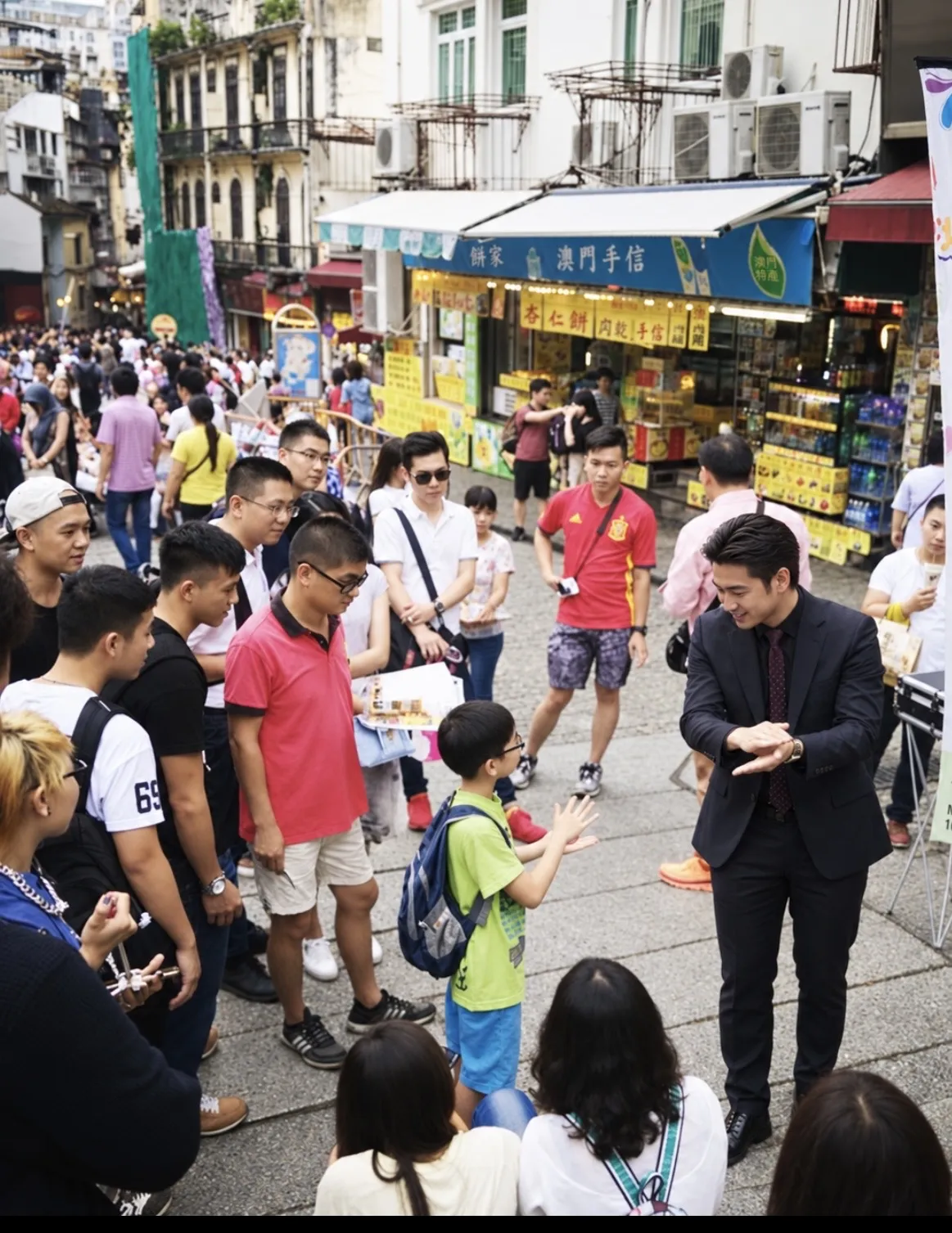 澳門街頭活動中魔術師與小朋友近距離互動